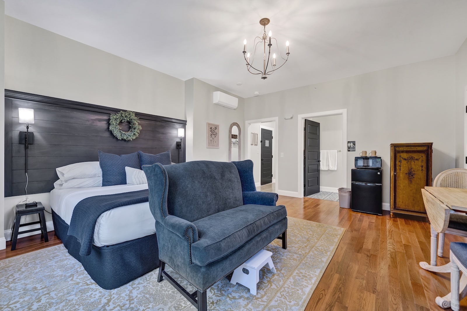 One of the Most Romantic Wedding Venues in Reading PA 2 One of the Most Romantic Wedding Venues in Reading PA has lovely lodging options on-site. Guest room with big bed and blue couch